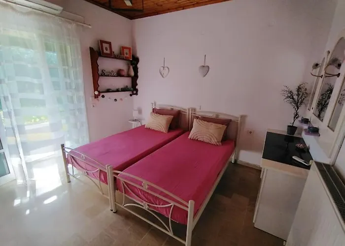 The Pergola Cottage...feel The Local Vibes! Perivólion