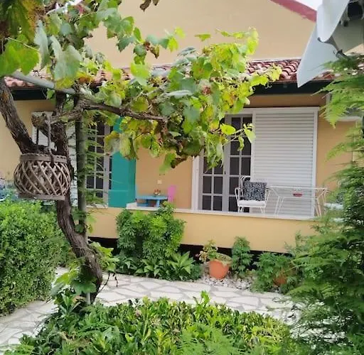 בית נופש The Pergola Cottage...feel The Local Vibes! Perivólion
