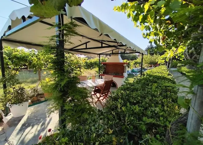 The Pergola Cottage...feel The Local Vibes! *