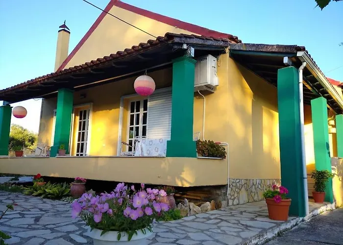 The Pergola Cottage...feel The Local Vibes! *