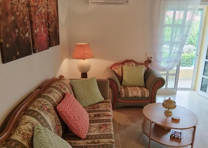 The Pergola Cottage...feel The Local Vibes! *