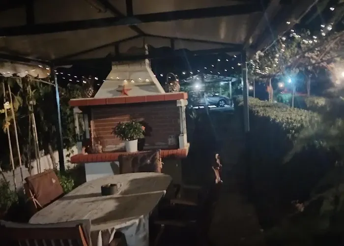 The Pergola Cottage...feel The Local Vibes! *