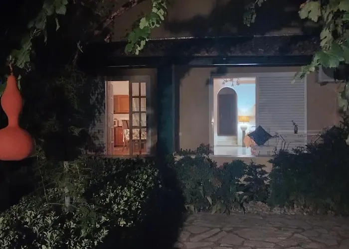 The Pergola Cottage...feel The Local Vibes! בית נופש Perivólion