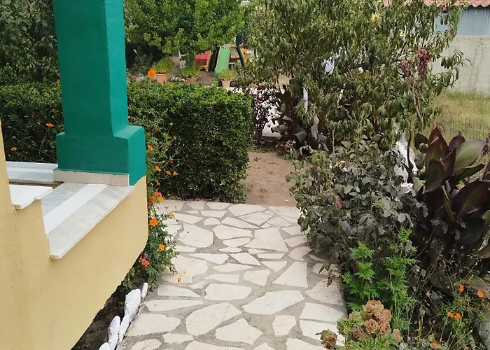 The Pergola Cottage...feel The Local Vibes! *