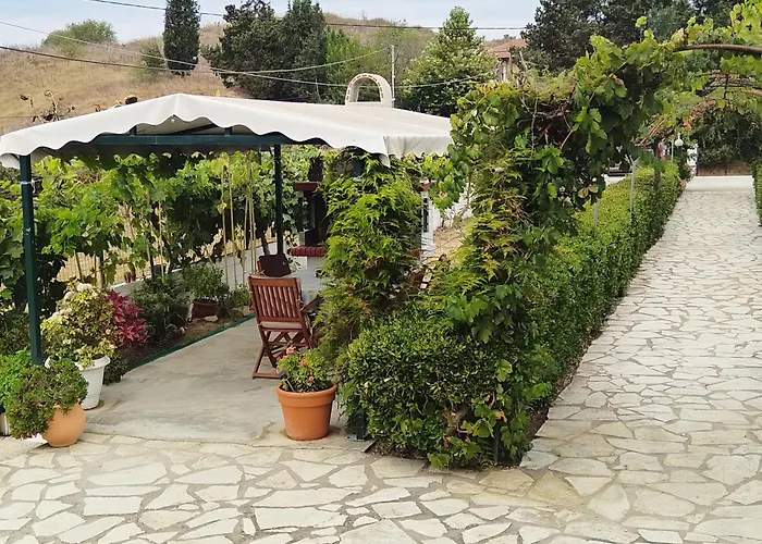 The Pergola Cottage...feel The Local Vibes!