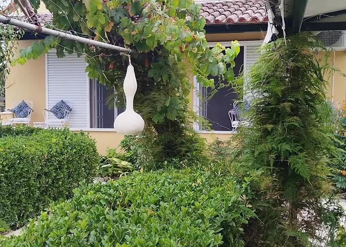 The Pergola Cottage...feel The Local Vibes! בית נופש Perivólion