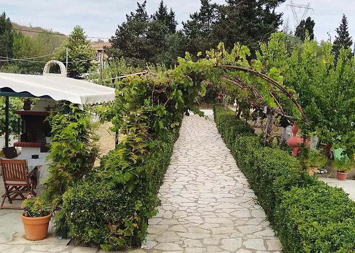 The Pergola Cottage...feel The Local Vibes! בית נופש