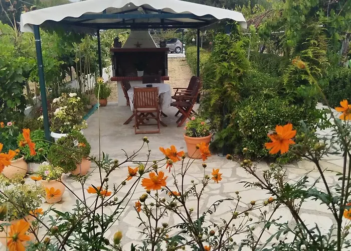 The Pergola Cottage...feel The Local Vibes! בית נופש Perivólion