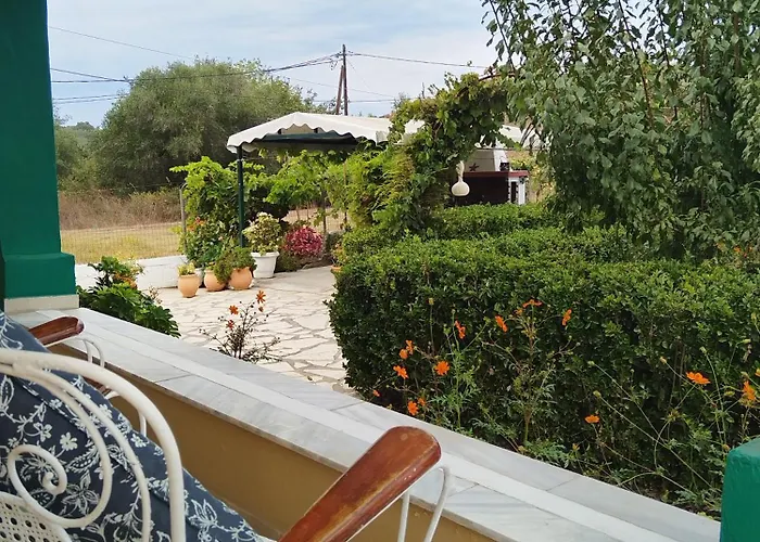 בית נופש The Pergola Cottage...feel The Local Vibes! Perivólion
