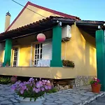 The Pergola Cottage...feel The Local Vibes! *