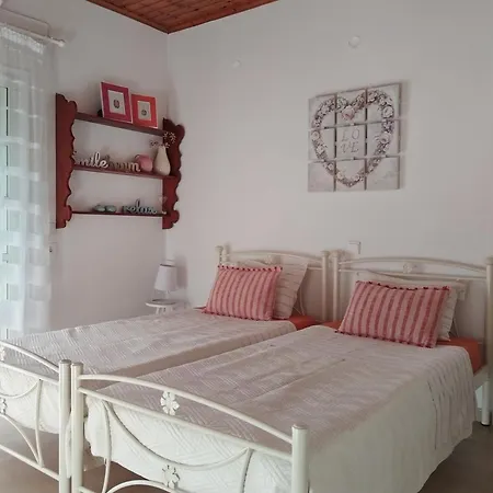 The Pergola Cottage...feel The Local Vibes!