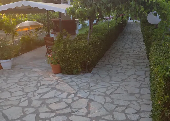 The Pergola Cottage...feel The Local Vibes!
