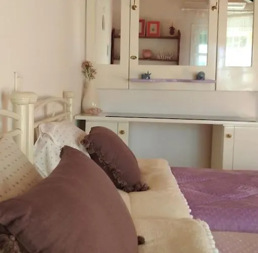 The Pergola Cottage...feel The Local Vibes! Perivolion