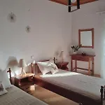 The Pergola Cottage...feel The Local Vibes! *