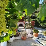 The Pergola Cottage...feel The Local Vibes!