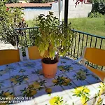 The Pergola Cottage...feel The Local Vibes! *