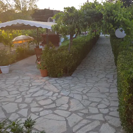 The Pergola Cottage...feel The Local Vibes!