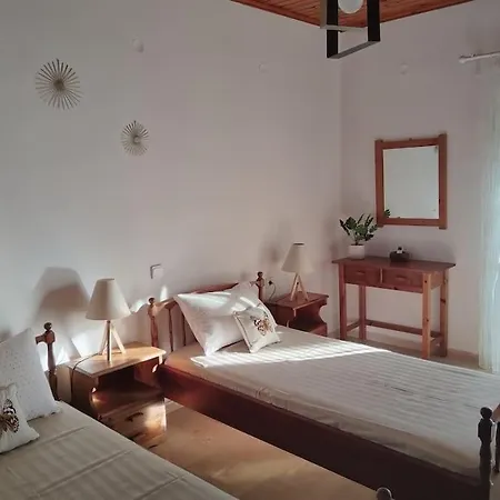 The Pergola Cottage...feel The Local Vibes! *