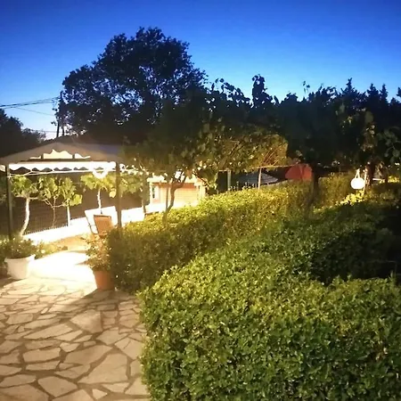 The Pergola Cottage...feel The Local Vibes! Holiday home *