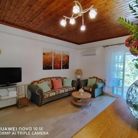 The Pergola Cottage...feel The Local Vibes! Holiday home
