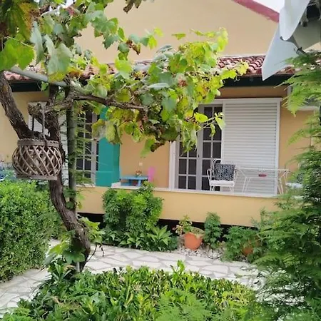 Casa de Férias The Pergola Cottage...feel The Local Vibes! Perivólion