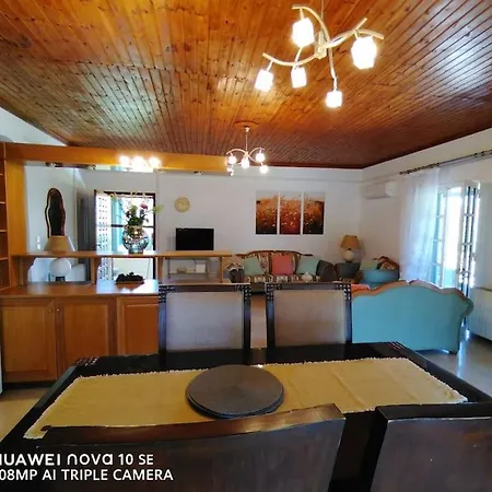 The Pergola Cottage...feel The Local Vibes! Perivolion