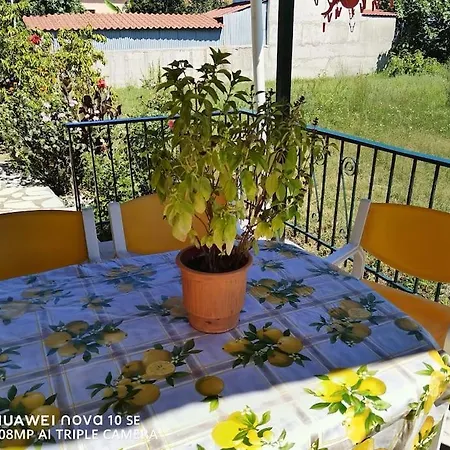 The Pergola Cottage...feel The Local Vibes! *
