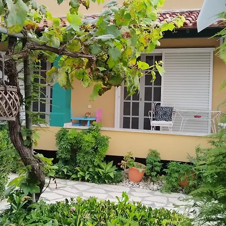 Case de vacanță The Pergola Cottage...feel The Local Vibes! *