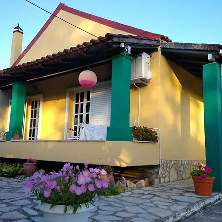 The Pergola Cottage...feel The Local Vibes! *