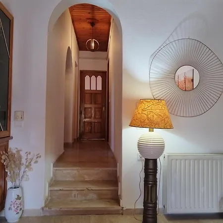 The Pergola Cottage...feel The Local Vibes!