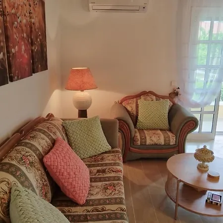 The Pergola Cottage...feel The Local Vibes! *