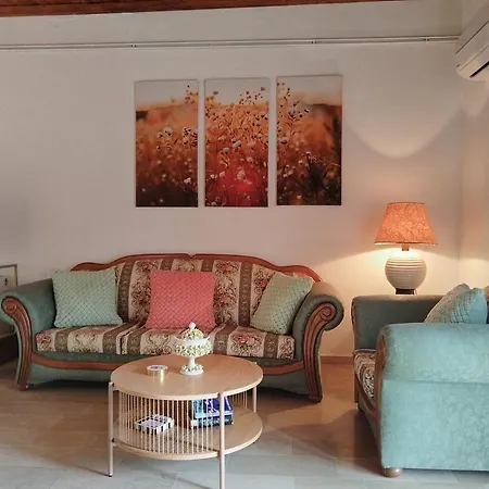 The Pergola Cottage...feel The Local Vibes! Holiday home *
