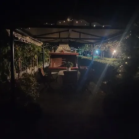 The Pergola Cottage...feel The Local Vibes! Casa de Férias Perivólion