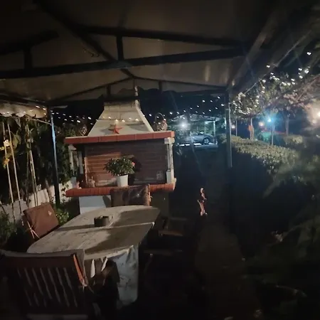 The Pergola Cottage...feel The Local Vibes! *
