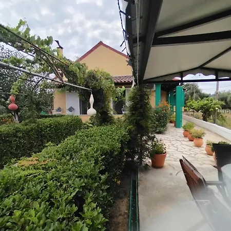The Pergola Cottage...feel The Local Vibes!