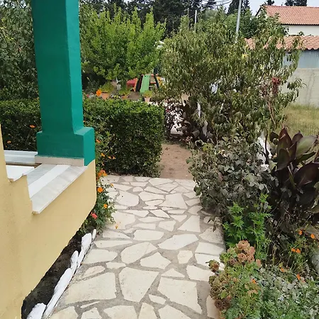 The Pergola Cottage...feel The Local Vibes! *