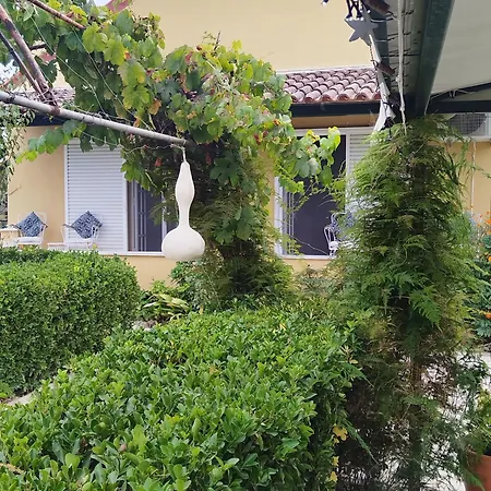 The Pergola Cottage...feel The Local Vibes! Casa de Férias Perivólion
