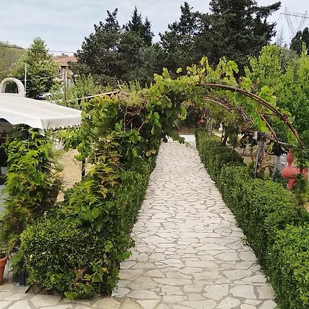 The Pergola Cottage...feel The Local Vibes! Casa de Férias