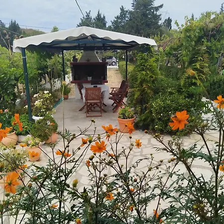 The Pergola Cottage...feel The Local Vibes! Casa de Férias Perivólion