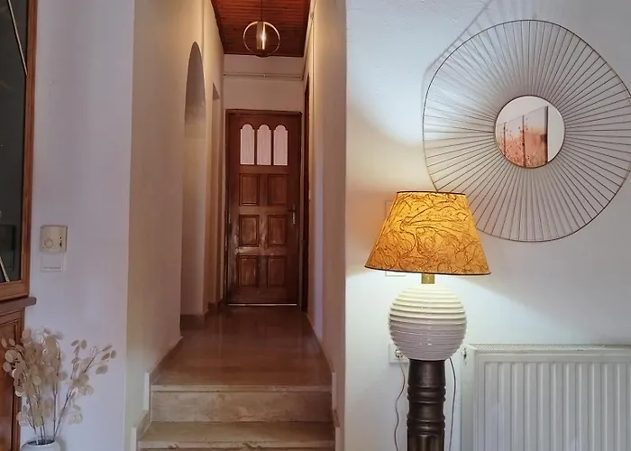 The Pergola Cottage...feel The Local Vibes!