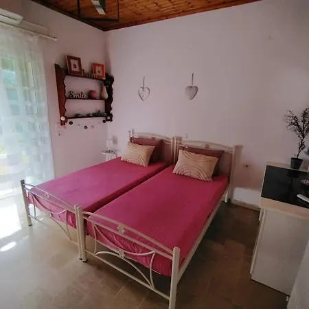 The Pergola Cottage...feel The Local Vibes! Perivólion