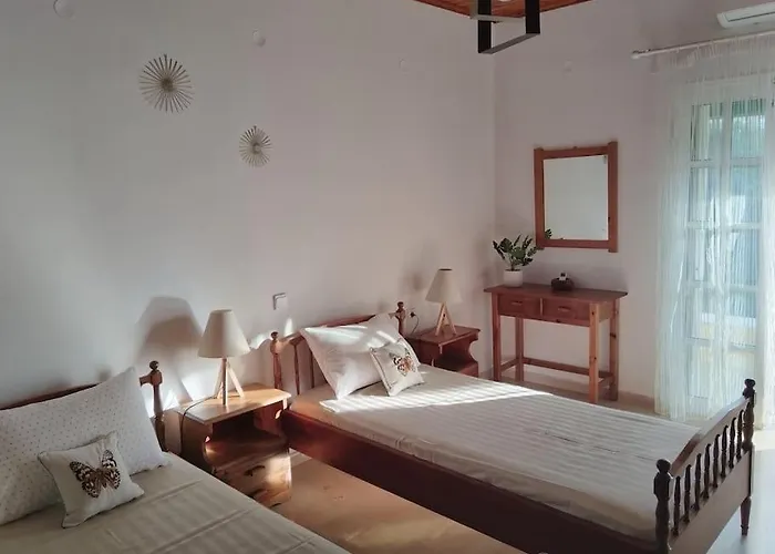 The Pergola Cottage...feel The Local Vibes! *