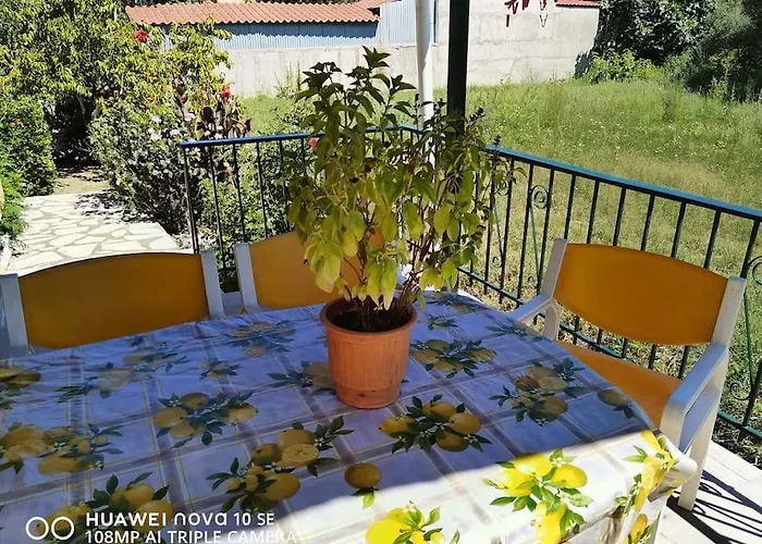 The Pergola Cottage...feel The Local Vibes! *