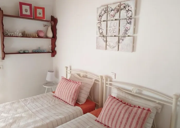 The Pergola Cottage...feel The Local Vibes! Dom wakacyjny *