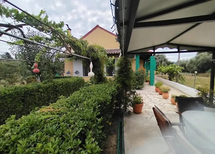 The Pergola Cottage...feel The Local Vibes!